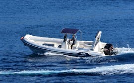 Der Skipper fährt das Boot der Private Bootstour ab Villasimius mit Tour Express Villasimius.