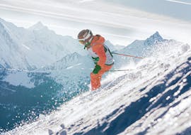 Un enfant apprend à maîtriser la poudreuse pendant les cours particuliers de ski pour enfants de l'école de ski Snow Experts Pass Thurn.