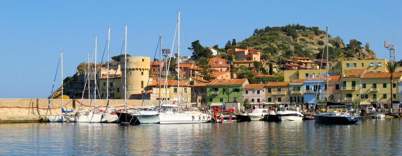 View of the town close to the port during the Day Trip to Giglio Island with Toscana Mini Crociere.