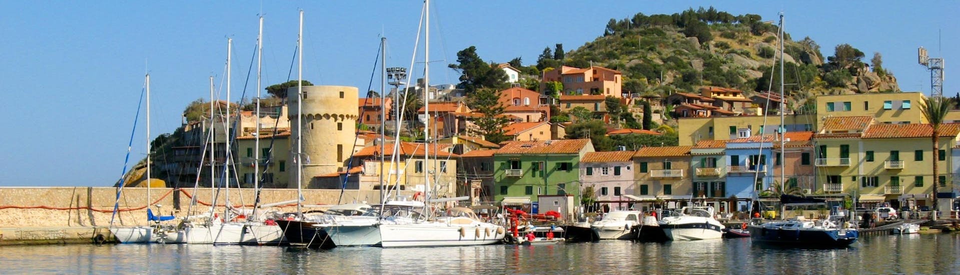 Vista del paesino vicino al porto durante la nostra escursione in barca all'Isola del Giglio con Toscana Mini Crociere