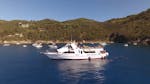Uitzicht op onze boot tijdens de boottocht naar Giglio Island met Zwemmen met Toscana Mini Crociere.