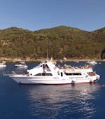 Vista della nostra imbarcazione durante la Gita in barca all'Isola del Giglio con sosta per nuotare con Toscana Mini Crociere.