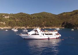 Uitzicht op onze boot tijdens de boottocht naar Giglio Island met Zwemmen met Toscana Mini Crociere.