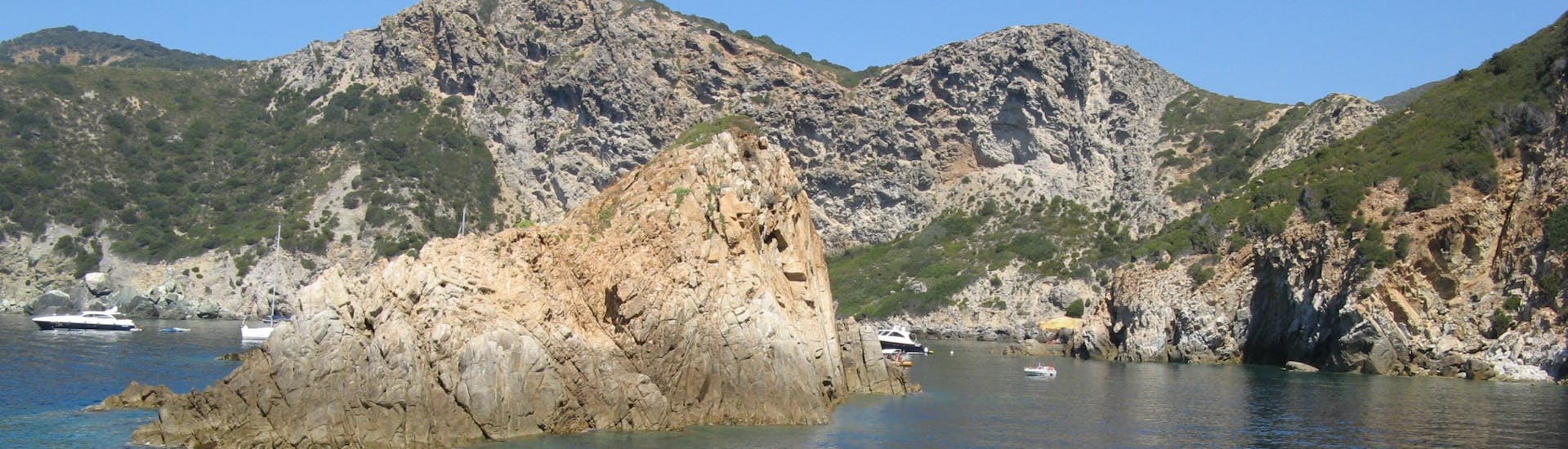 Vistas de la costa durante nuestro paseo en barco a la isla de Giglio con baño con Toscana Mini Crociere.