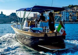 Leute machen eine Bootstour nach Porto Venere & die 3 Inseln mit Blu Levante La Spezia.