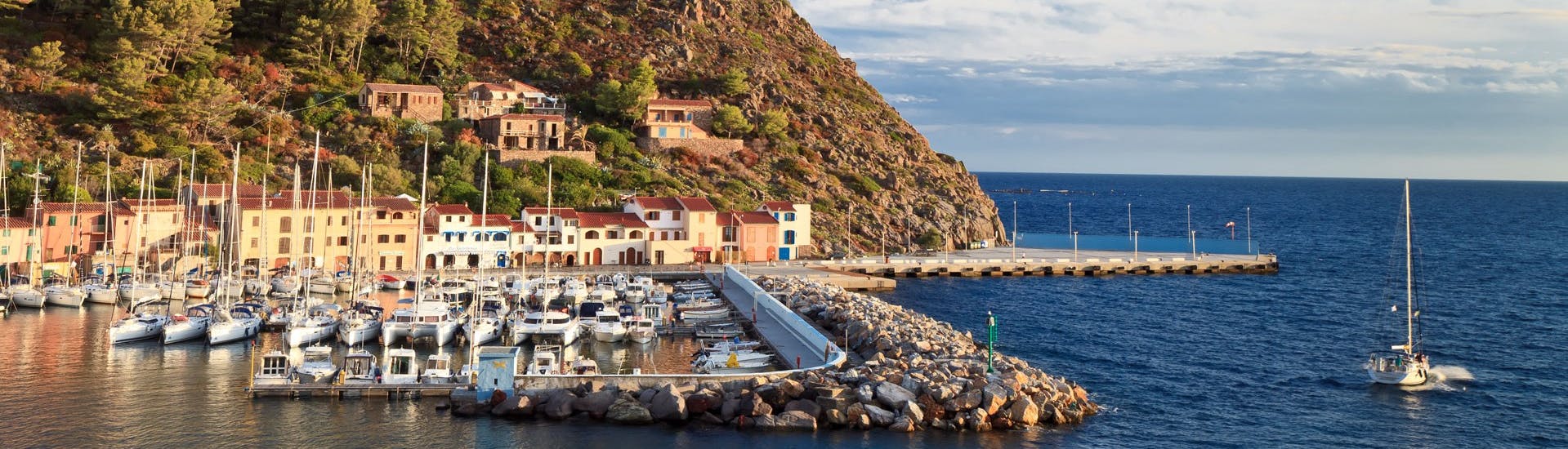 Vista del paesino di Capraia durante la nosrtra escursione in barca all'isola di Capraia da Livorno con Toscana Mini Crociere.