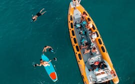 Partecipanti su un motoscafo circondato da acque turchesi nella Baia di Alcudia durante una gita in barca da Can Picafort al parco naturale di Llevant con North Coast Adventure Mallorca.