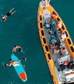 Teilnehmer auf einem Schnellboot umgeben von türkisfarbenem Wasser in der Bucht von Alcudia bei einer Bootstour von Can Picafort zum Naturpark Llevant mit North Coast Adventure Mallorca.