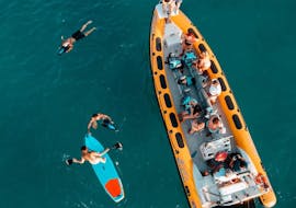 Participants sur un hors-bord entouré par les eaux turquoises dans la baie d'Alcudia lors d'une balade en bateau de Can Picafort au parc naturel de Llevant avec North Coast Adventure Mallorca.