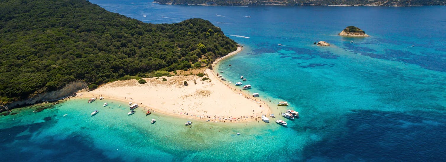 L'île de la Tortue qui peut être visitée en louant un bateau à Keri (jusqu'à 7 personnes) avec Fun@Sea Zakynthos.