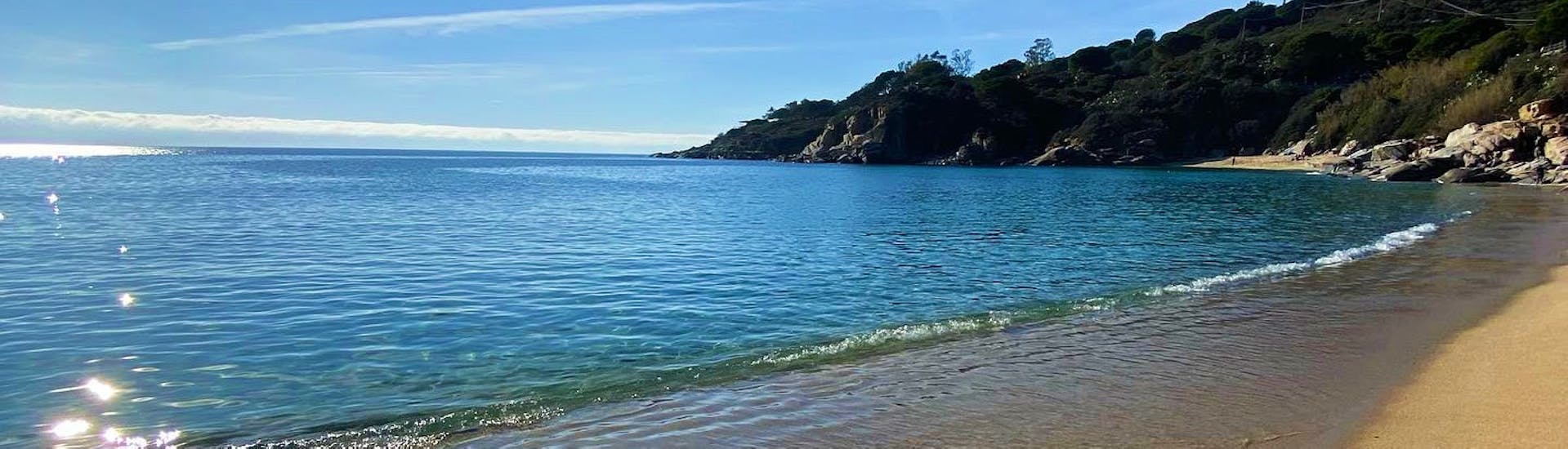 Foto van een strand op het eiland Elba geschoten tijdens een reis van Marina di Campo naar Pomonte met dolfijnen kijken met Baby Princess Elba.