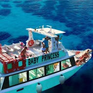 Onze prachtige motorboot tijdens een boottocht van Marina di Campo naar de Capoliveri-mijnen met dolfijnen kijken met Baby Princess Elba.
