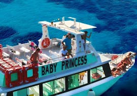 Nuestra preciosa lancha motora durante un paseo en barco desde Marina di Campo a las minas de Capoliveri con avistamiento de delfines con Baby Princess Elba.