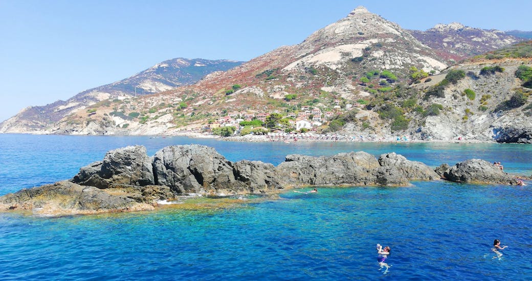 Die Landschaft der Insel Elba, fotografiert während einer Bootstour von Marina di Campo zu den Minen von Capoliveri mit Delfinbeobachtung mit Baby Princess Elba. 