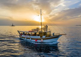 Bild des Bootes während der Bootstour bei Sonnenuntergang mit Abendessen & Delfin-Beobachtung mit Tajana & Zlatni Rat Excursions Medulin.