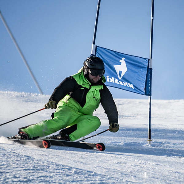Un skieur dévale un slalom pendant les cours de ski pour enfants de l'école de ski Snow Experts Pass Thurn.