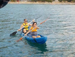 Due amici pagaiano lungo la baia di Alcudia durante una gita in kayak con North Coast Adventure Mallorca.