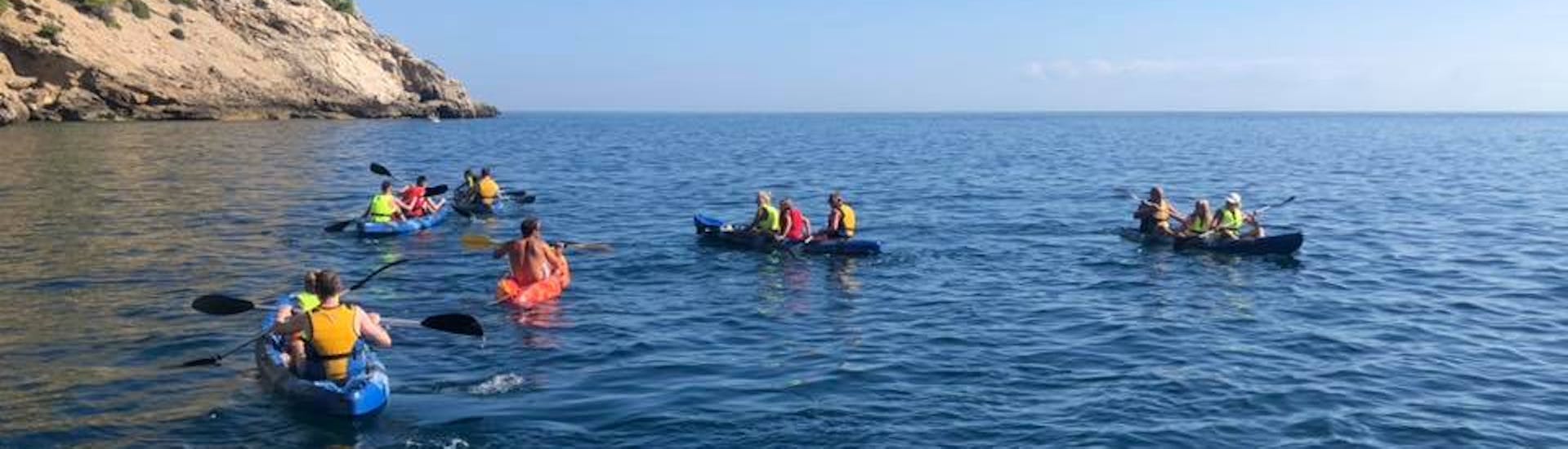 Les participants pagayant sur la baie d'Alcudia lors d'une balade en kayak avec North Coast Adventure Mallorca.
