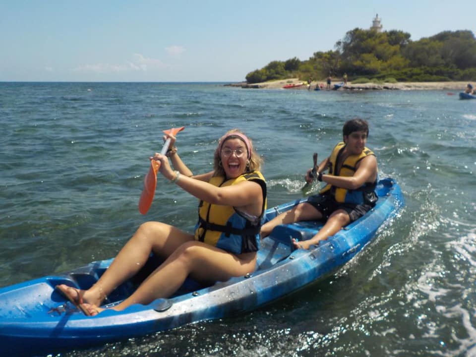 Zwei Freunde haben Spaß beim Paddeln entlang der Bucht von Alcudia beim Kajakverleih von Alcanada Beach mit North Coast Adventure Mallorca.
