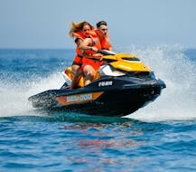 Dos amigos divirtiéndose durante el alquiler de una moto de agua en Fuengirola por la Costa del Sol con Fuengirola Sea Trips.