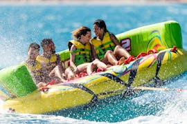 Een groep vrienden geniet van een Banana Boat en Andere Towable Tubes in Costa del Sol met Fuengirola Sea Trips.