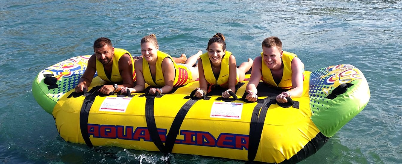 Een groep vrienden geniet van de zee met onze Banana Boat en Andere Towable Tubes in Costa del Sol met Fuengirola Sea Trips.
