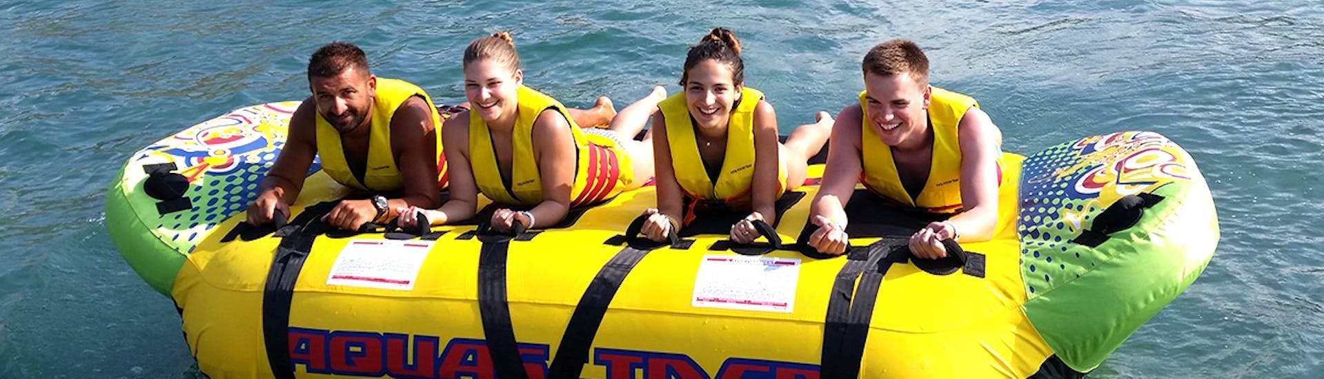 Eine Gruppe von Freunden genießt das Meer mit unserem Bananaboot und anderen Schlauchbooten an der Costa del Sol mit Fuengirola Sea Trips.