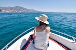 Een vrouw zeilen tijdens een Prive-boottocht in Fuengirola langs Costa del Sol met Fuengirola Zeereizen.