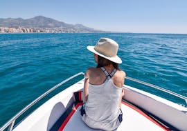Una mujer navegando durante un viaje en barco privado en Fuengirola a lo largo de la Costa del Sol con Fuengirola Sea Trips.