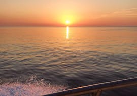 View of the sun during the Sunset Boat Trip Scandola & the Calanques of Piana with Albellu Croisières Sagone.