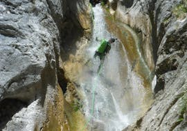Ein Mann seilt sich von einem Wasserfall ab während des Canyoning in der Taxaklamm für Fortgeschrittene - Waterfall Lovers mit CIA Canyoning in Austria Kössen.