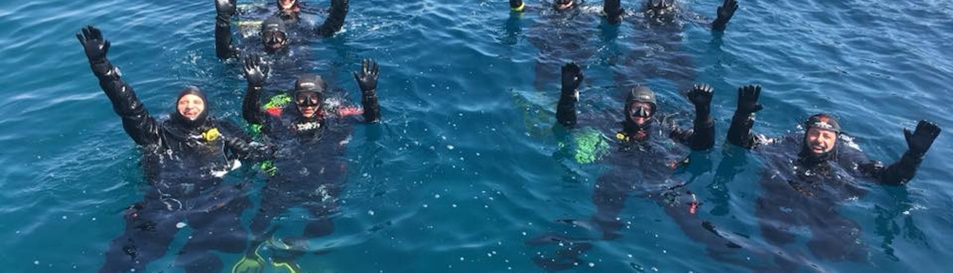 Beeld van een groep duikers tijdens onze Trial Scuba Diving op Corbella Islet in het zuiden van Elba met Baiarda Dive Boat Excursions Elba.