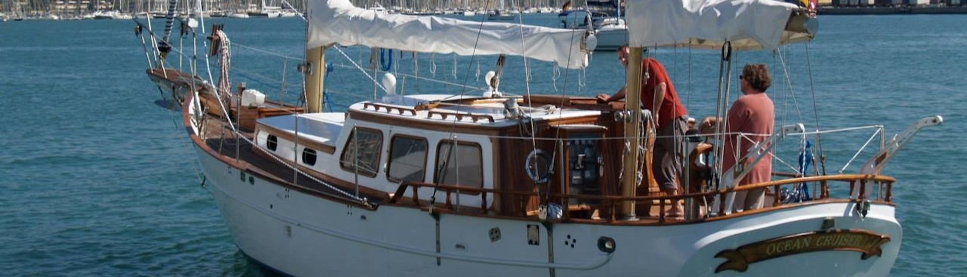 L'équipage naviguant sur la Costa del Sol, lors d'une balade en voilier historique sur la Costa del Sol avec Ocean Cruise Malaga.