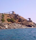 Vista de las minas de Calamita durante nuestro paseo en barco a las minas de Calamita desde la playa de Margidore, con Baiarda Dive Boat Excursions Elba.
