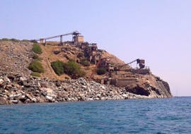 Uitzicht op Calamita-mijnen tijdens onze boottocht naar de Calamita-mijnen vanaf Margidore Beach Baiarda Dive Boat Excursions Elba.