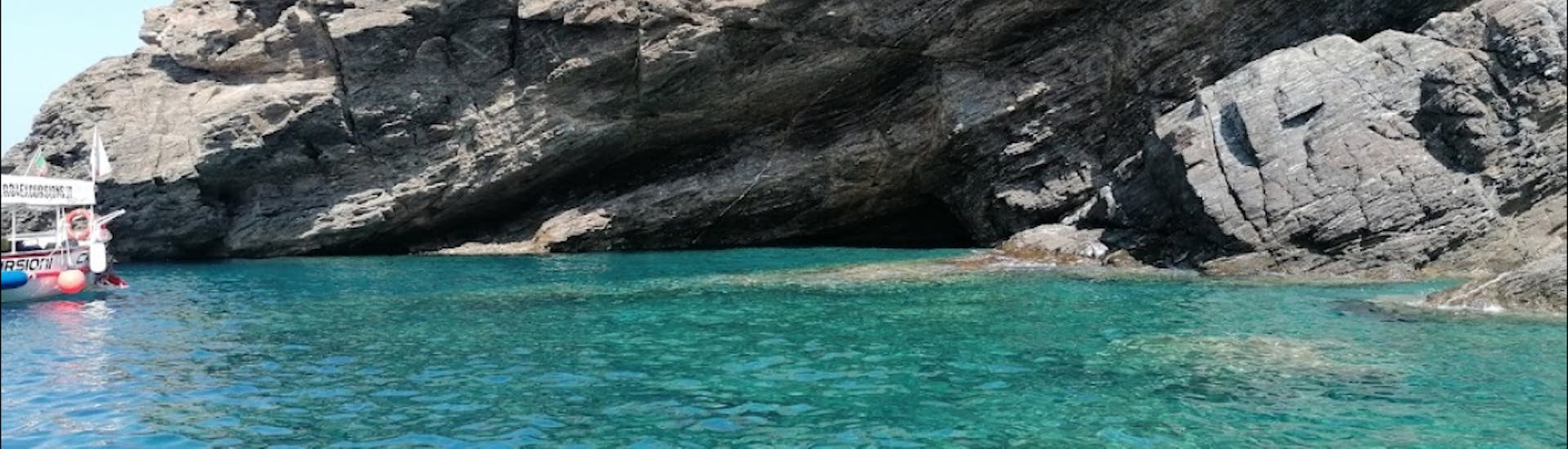 Blick auf die Grotta del Bue Marino während unserer Bootstour zu den Calamita Minen von Margidore Beach Baiarda Dive Boat Excursions Elba.