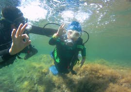 A kid is doing Trial Scuba Diving from the Beach of Porto-Vecchio with Hippocampe Porto-Vecchio.