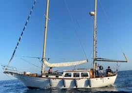 Gita privata in barca a vela da Benalmádena con bagno in mare e visita turistica con Ocean Cruiser Benalmádena.