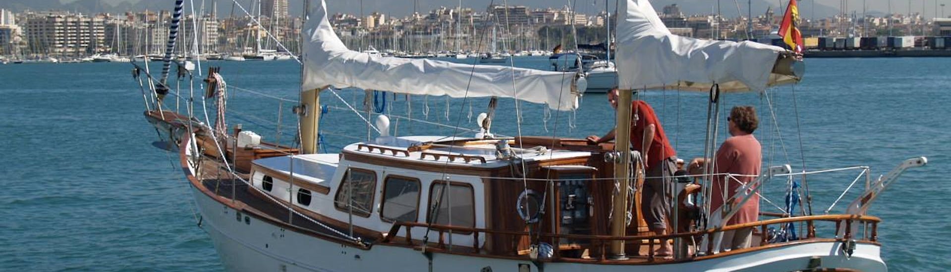Gita privata in barca a vela da Benalmádena con bagno in mare e visita turistica.
