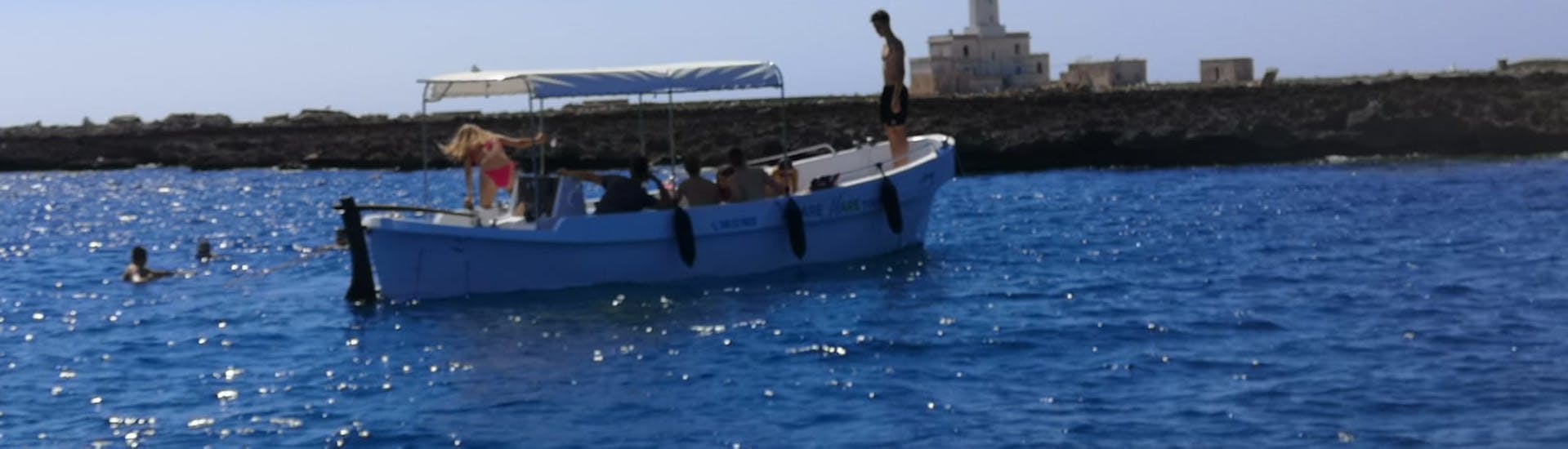 Boottocht van Gallipoli naar het eiland Sant'Andrea met snorkelen.