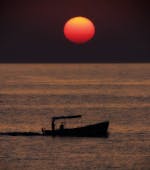 Balade en bateau au coucher du soleil le long de la côte de Gallipoli avec Amare Mare Tour Gallipoli.