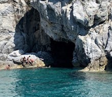 Uitzicht op de ingang van een Blue Grotto tijdens onze trip naar de Blue Grotto vanaf Margidore Beach met Baiarda Dive Boat Excursions Elba.