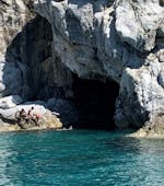 Uitzicht op de ingang van een Blue Grotto tijdens onze trip naar de Blue Grotto vanaf Margidore Beach met Baiarda Dive Boat Excursions Elba.
