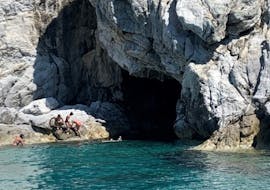 Vue de l'entrée de la Grotte Bleue pendant la balade en bateau à la Grotte Bleue de Lacona avec snorkeling avec Baiarda Dive Boat Excursions Elba