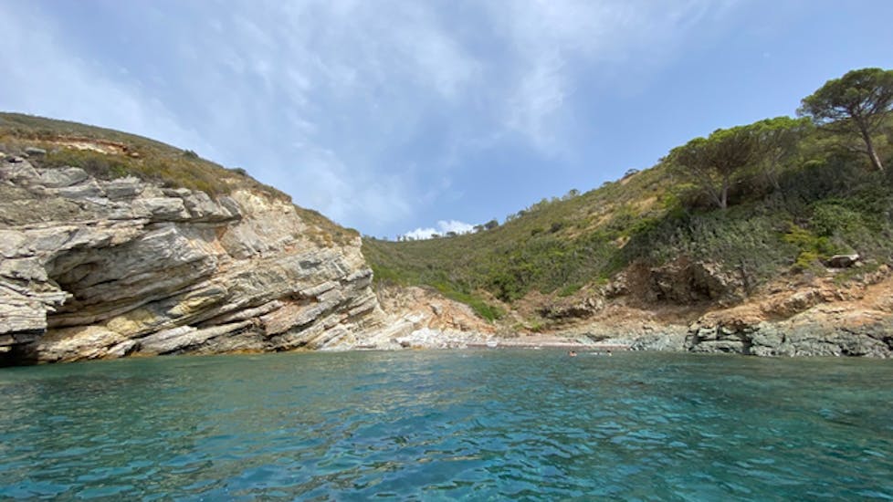 Blick auf das Wasser in der Blauen Grotte während unserer Bootstour zur Blauen Grotte ab Margidore Beach mit Baiarda Dive Boat Excursions Elba.