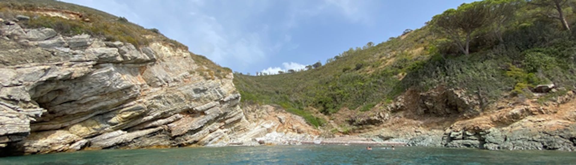 Vue de l'eau de l'intérieur de la Grotte Bleue pendant la balade en bateau à la Grotte Bleue de Lacona avec snorkeling avec Baiarda Dive Boat Excursions Elba