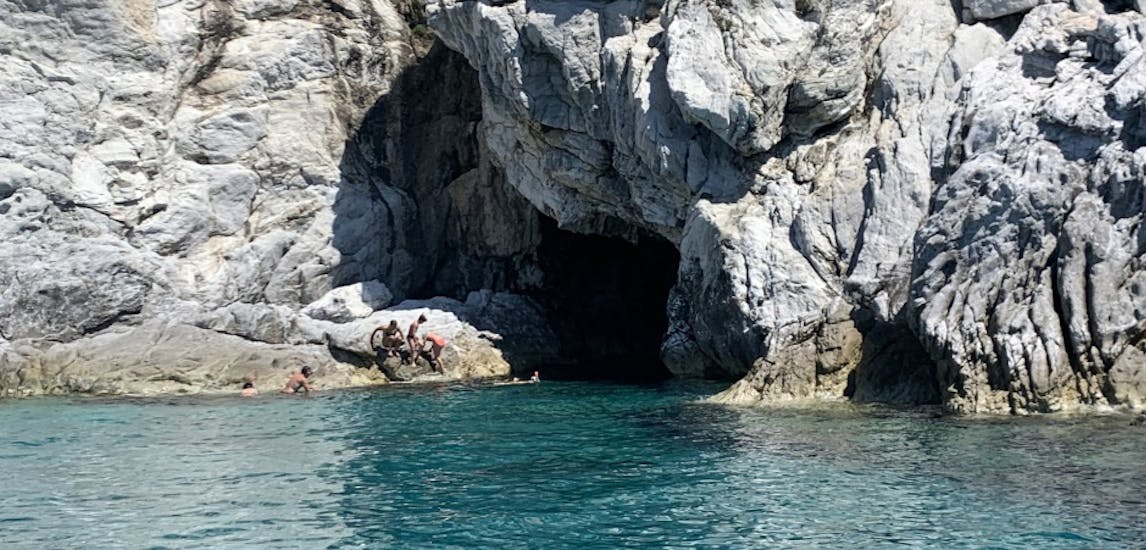Vue de la Grotte Bleue pendant notre balade en bateau privé au sud d’Elba avec Baiarda Dive Boat Excursions Elba.