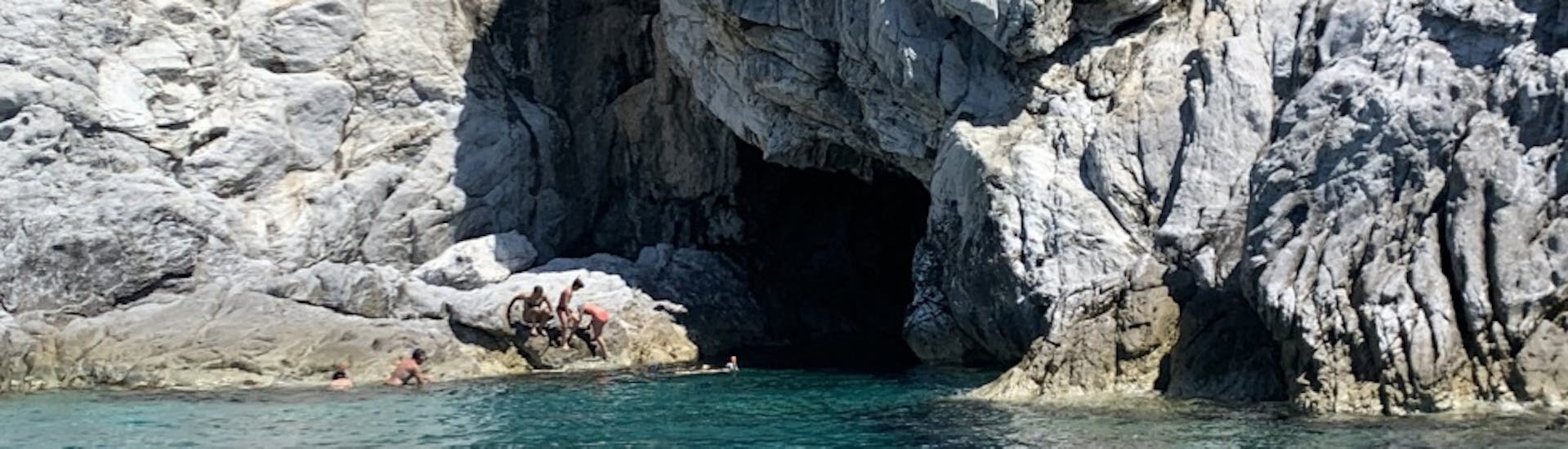 Vue de la Grotte Bleue pendant notre balade en bateau privé au sud d’Elba avec Baiarda Dive Boat Excursions Elba.