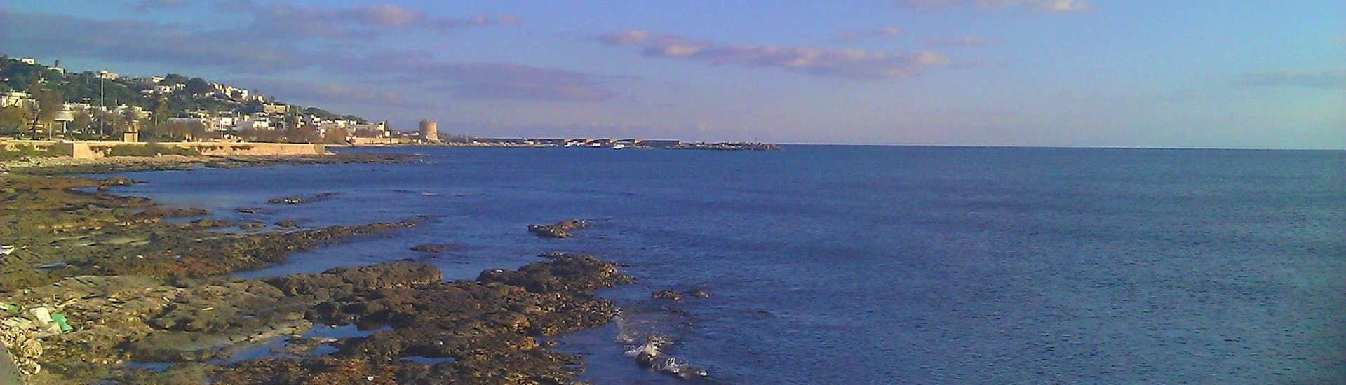 Foto van het Apulische landschap tijdens een boottocht van Torre Vado naar Santa Maria di Leuca met Escursioni La Torre.