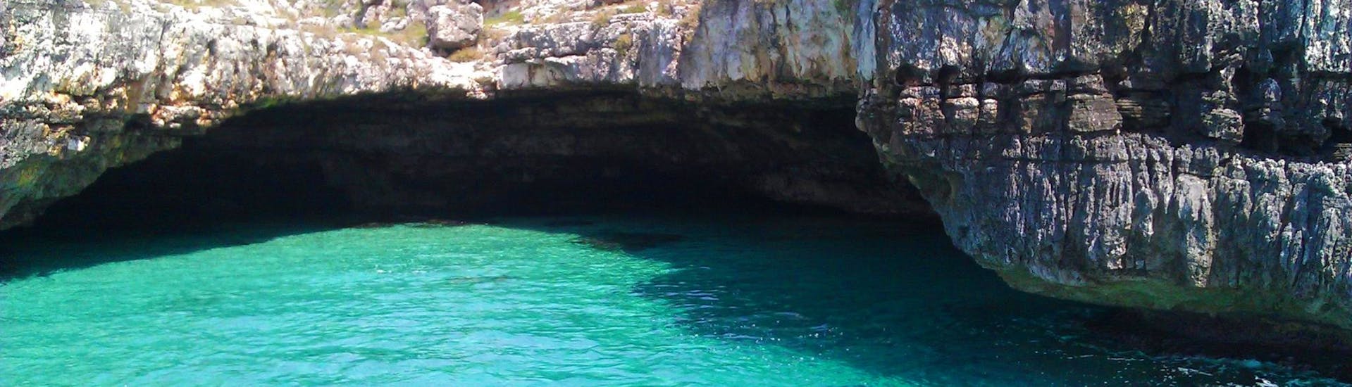 Une des grottes que vous pouvez visiter en louant un bateau pneumatique à Torre Vado (jusqu'à 16 personnes) avec Escursioni La Torre.